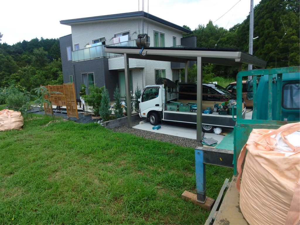 岡崎市の某所に到着。家の左側は畑のスペースです。広いですねえ。
