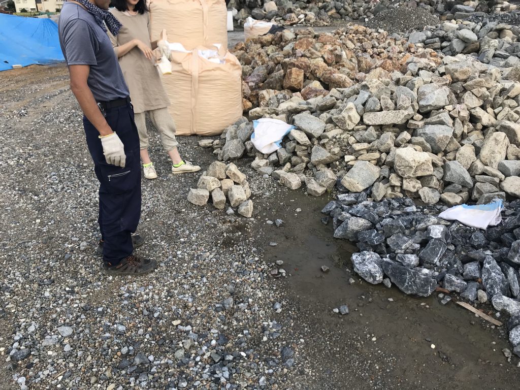 和良石のお買いあげ・枝打ち剪定の見積もり・サバ土の配達 ー揖斐川庭石センターblogー 1 3年くらい前に、和良石で石積みささてもらったお客さんが、ご来店。