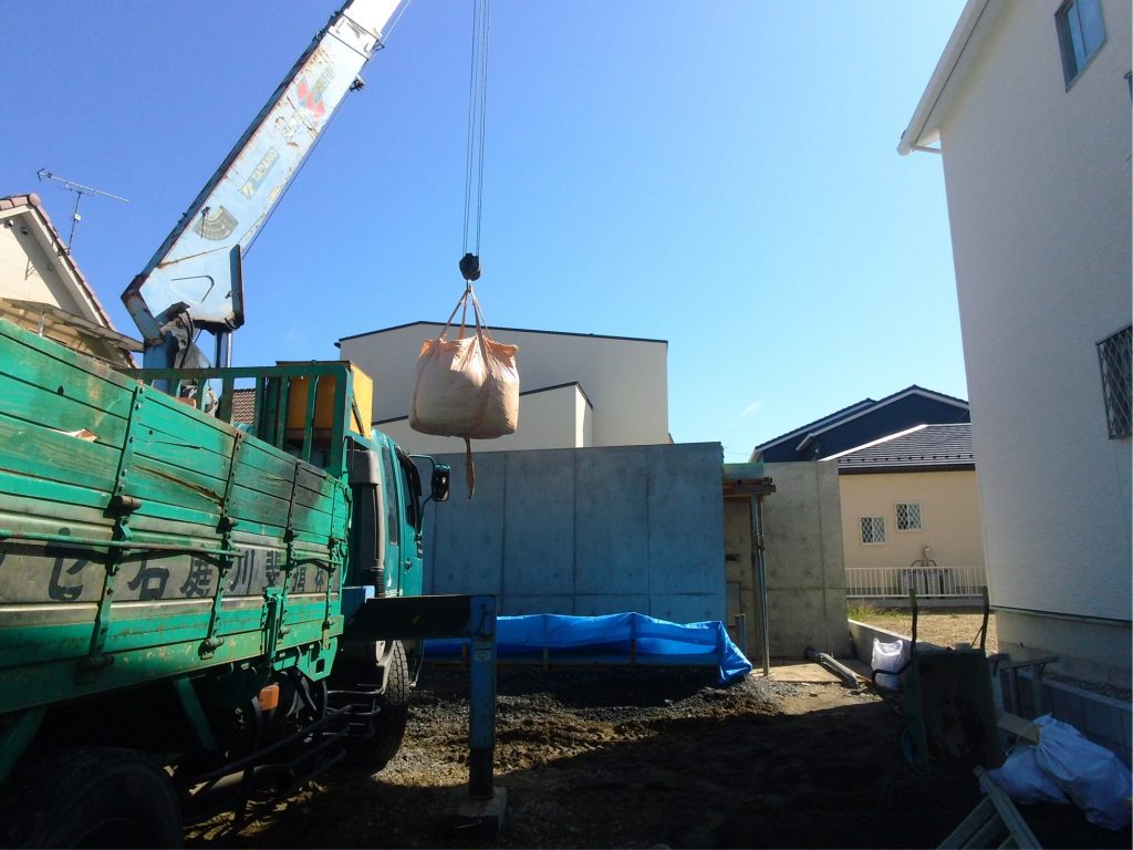 和良石のお買いあげ・枝打ち剪定の見積もり・サバ土の配達 ー揖斐川庭石センターblogー 5 前吊りになってるので、車両の踏ん張りが利きにくい状況ですが、そこは、なんとか|( ̄3 ̄)|