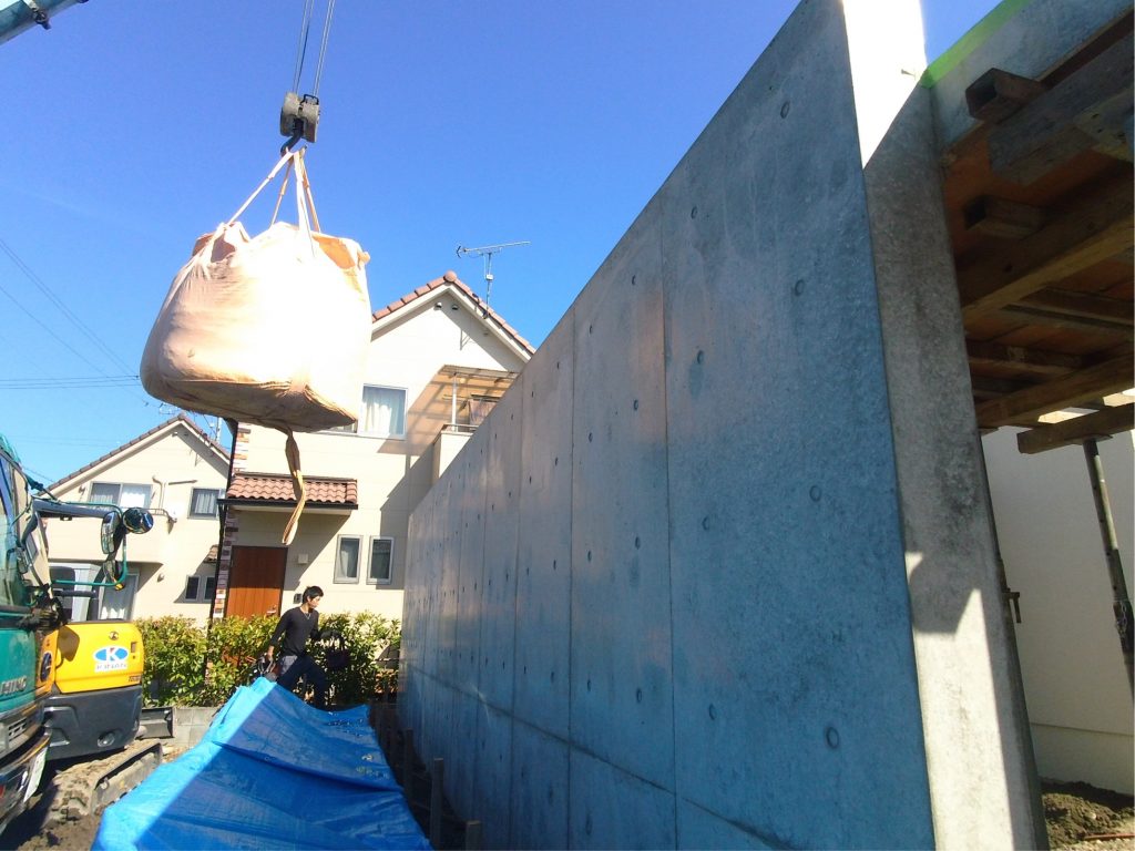 和良石のお買いあげ・枝打ち剪定の見積もり・サバ土の配達 ー揖斐川庭石センターblogー 4 約1tあるサバ土が塀を超える瞬間