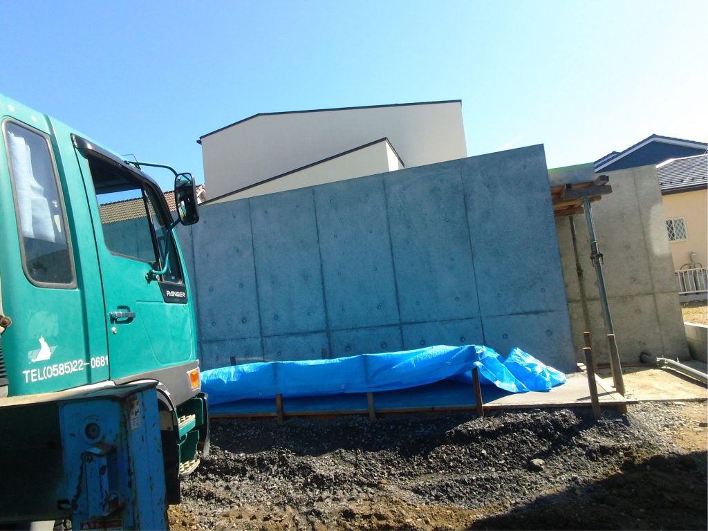 和良石のお買いあげ・枝打ち剪定の見積もり・サバ土の配達 ー揖斐川庭石センターblogー 3 コンクリート擁壁の向こう側に、フレコンに入ったサバ土を吊り込みます