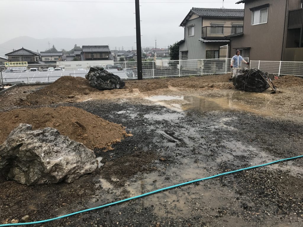 揖斐石の据付と石積み用と飾り付け用の石 ー揖斐川庭石センターblogー 1 揖斐石を3箇所に据付。違う角度から