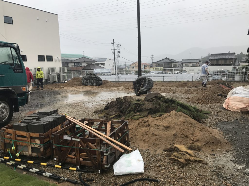 揖斐石の据付と石積み用と飾り付け用の石 ー揖斐川庭石センターblogー 2 揖斐石を3箇所に据付。