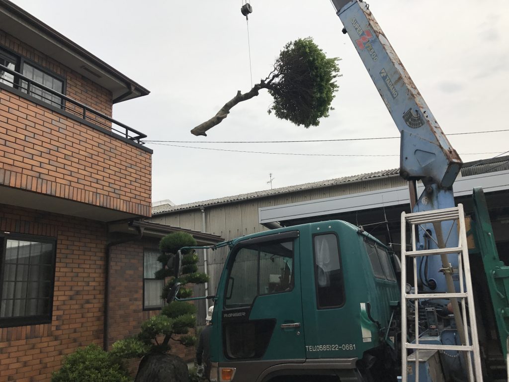入り口狭い、空中、電線通ってるとなると、こういう出し方になりますね