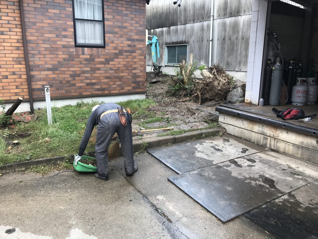 トラック満載になったので、お掃除して帰ります。