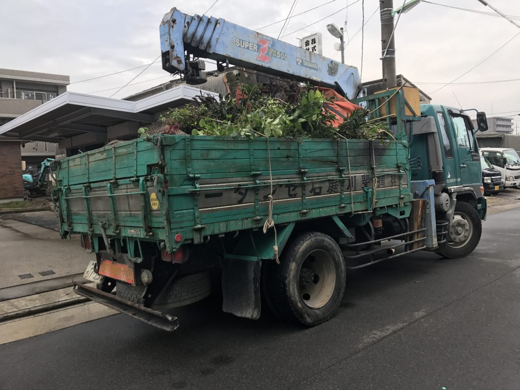 8t車に庭木と庭石で満載