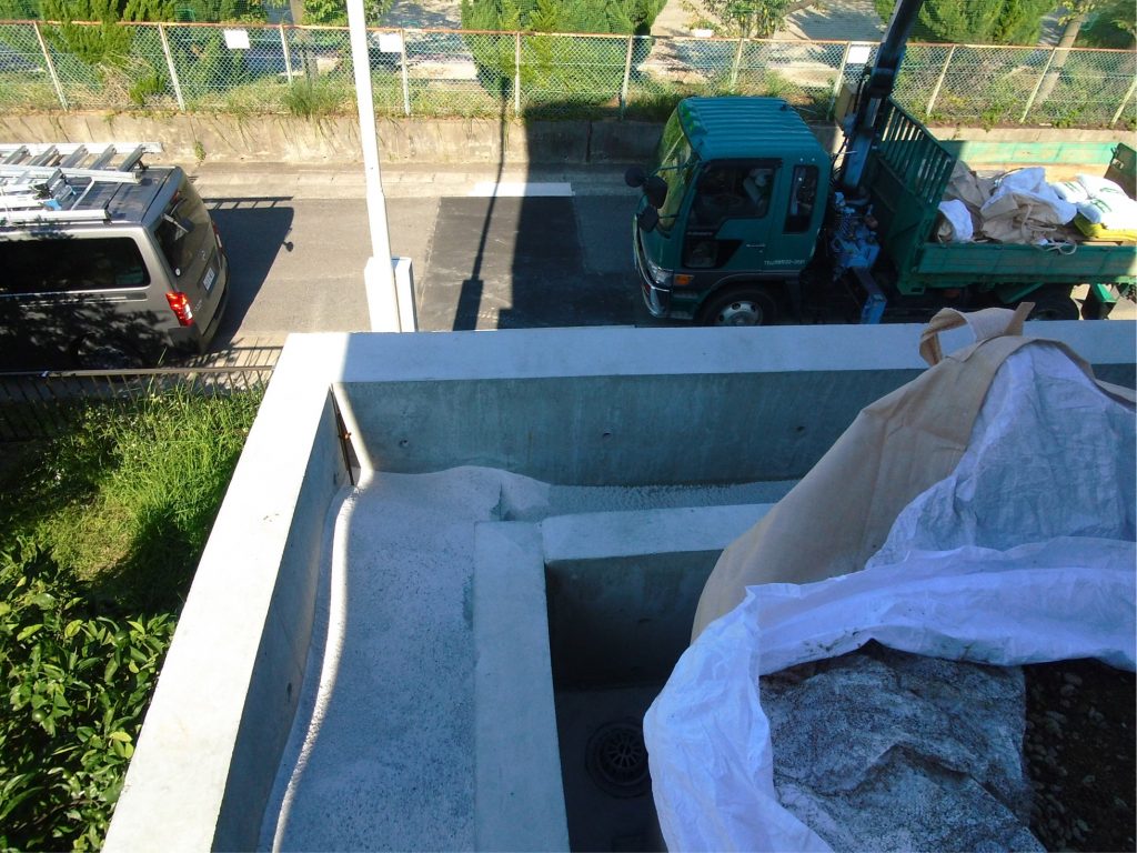 2階のベランダへ土を運ぶお仕事です。