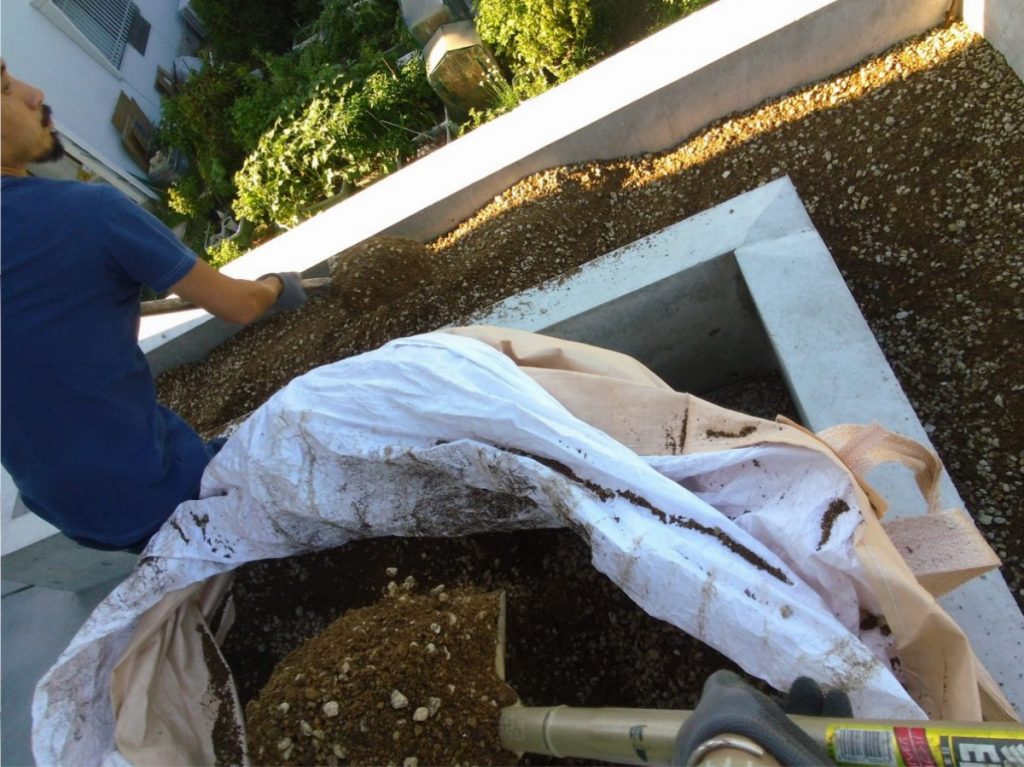 特製の軽量土だそうです。通常の土の3、4割は軽いですね