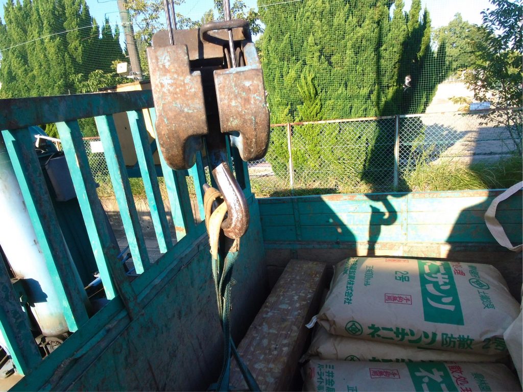 注文を頂いた、別現場へ使う樹脂製枕木を積み替えしました