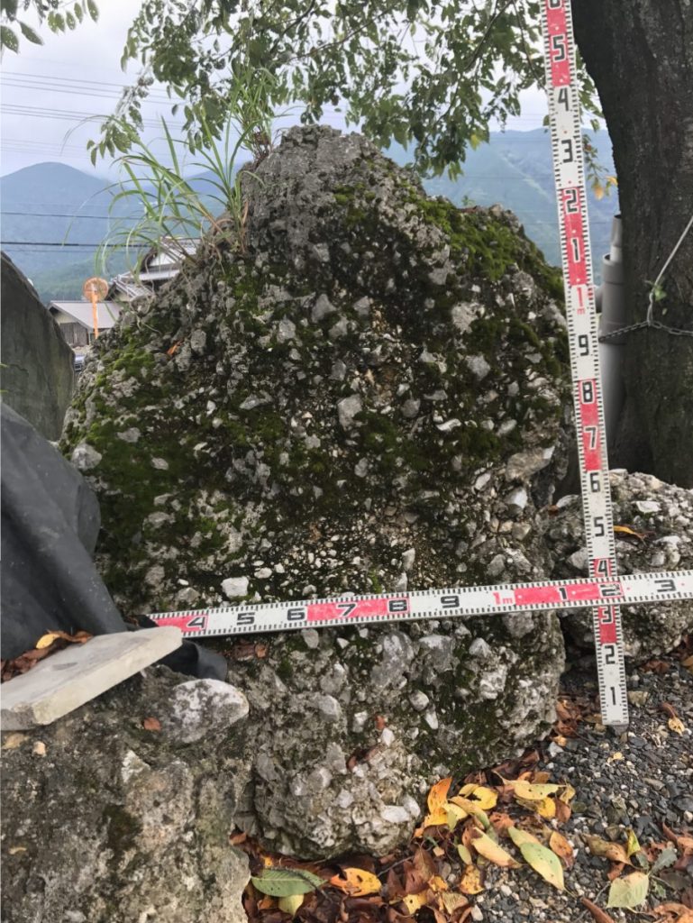 さざれ石の立石。東京のお客さんからの問い合わせです。