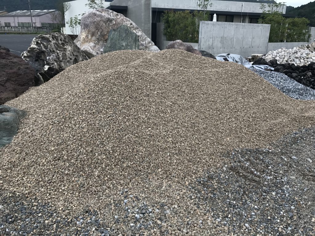 岐阜砂利13-20mmがようやく生産されて、一番に取りに行った。