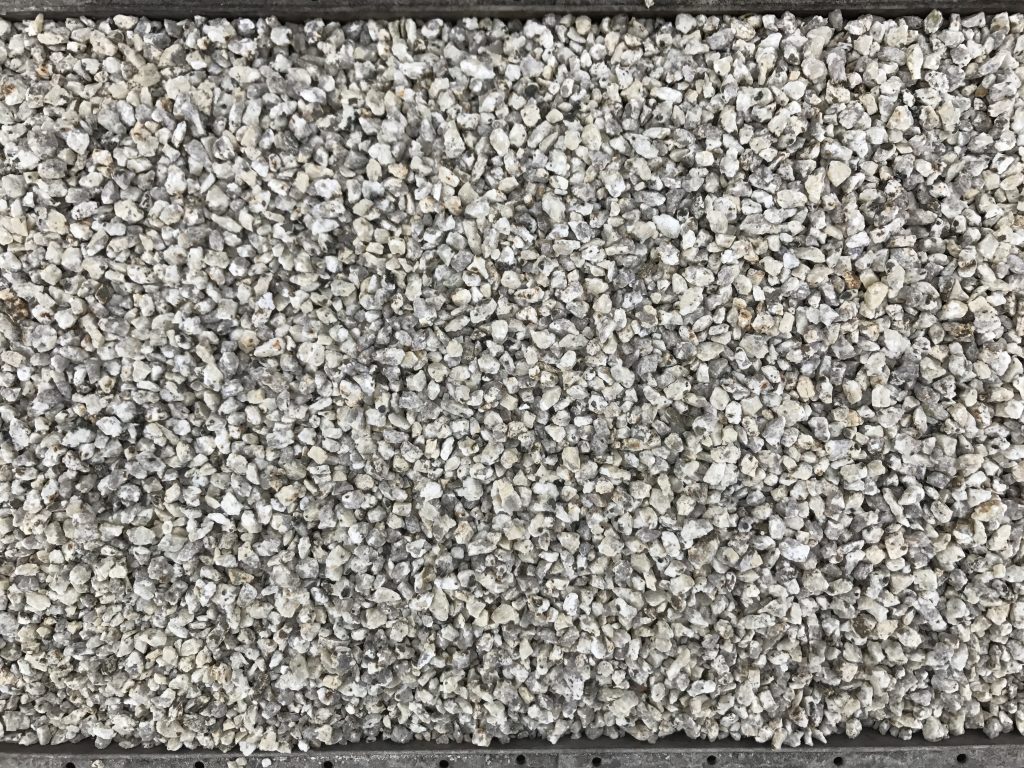 白川砂利2分(3-10mm)です。砂紋(敷きつめた砂の表面に描かれる紋様)を描くのには、一番適した大きさの砂利です。