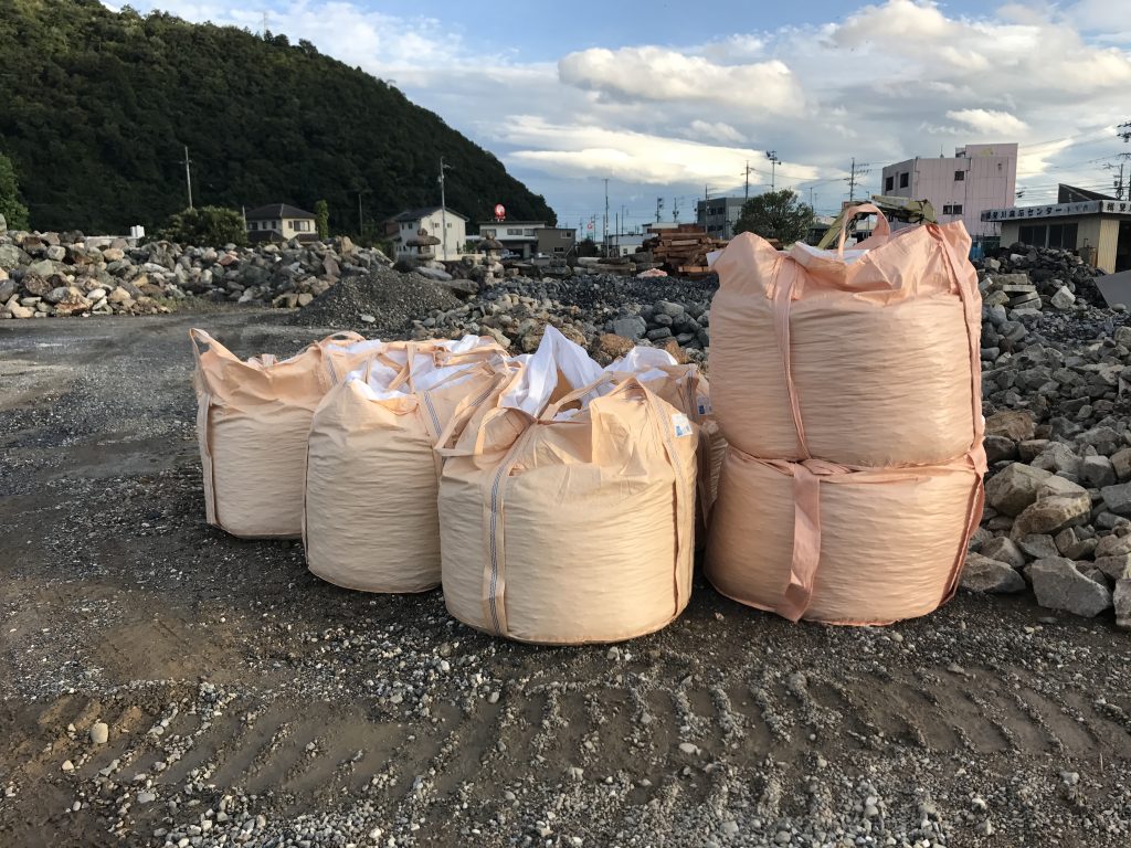 注文の砂利を16t分、フレコン詰めしました