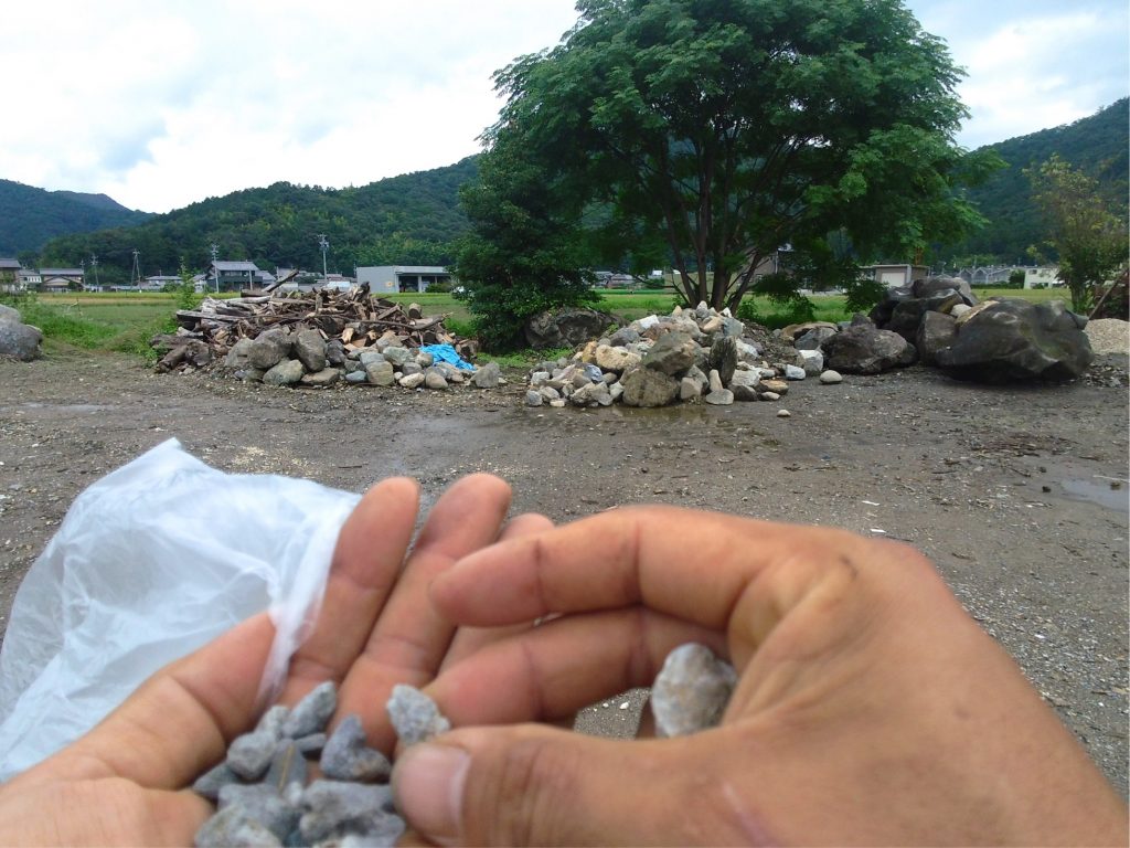 すでに庭に敷いてある砂利をお持ちになってご来店。