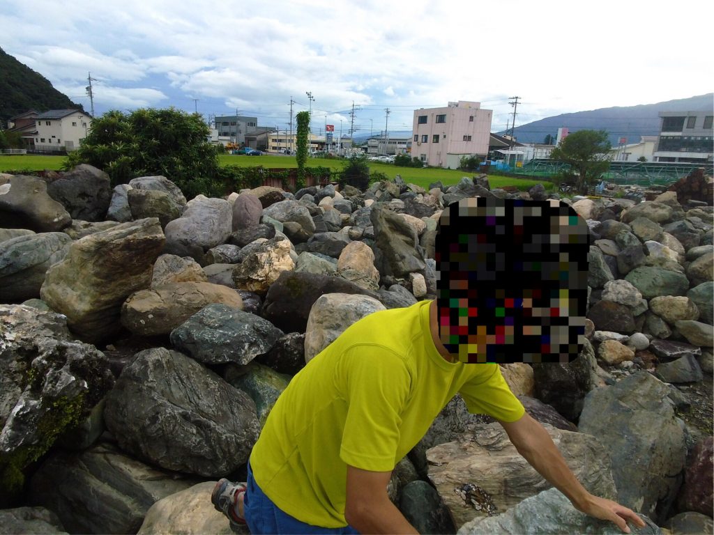 どんな石がいいのかを、色々と見て回っているお客さん