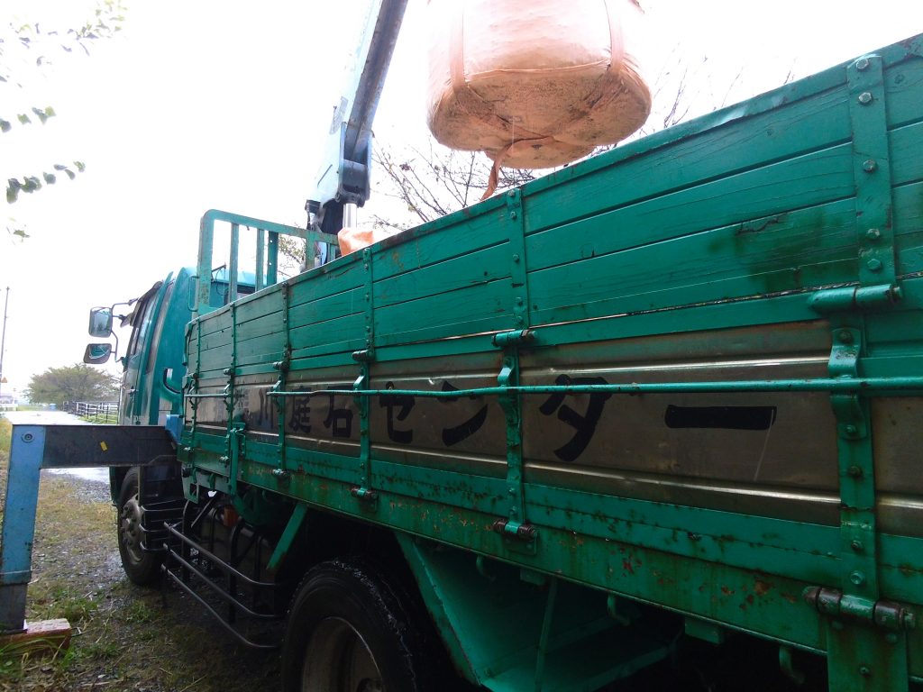 雨が降っているので、気を付けて作業します