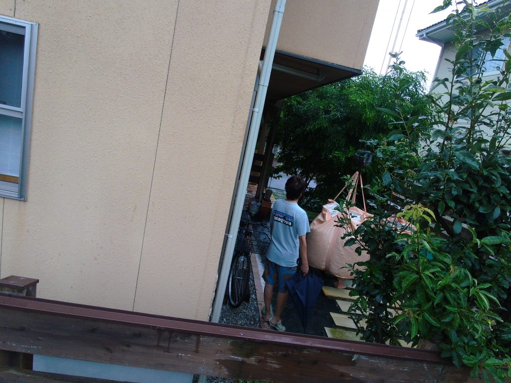 建物ぎわに岐阜砂利の入ったフレコンを下ろします