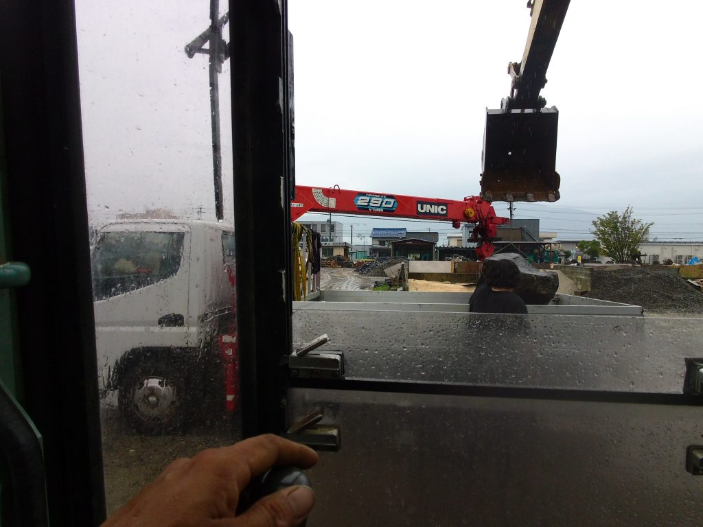 御嶽石を積み込みます