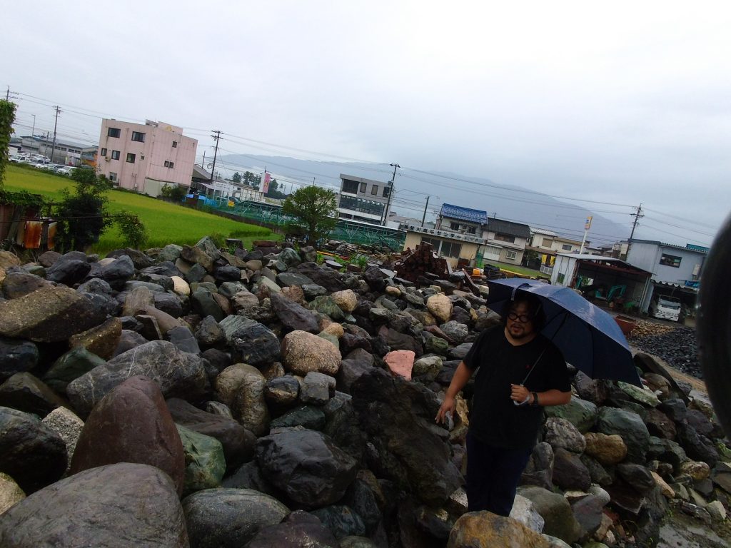 石の山から、探し出しています。