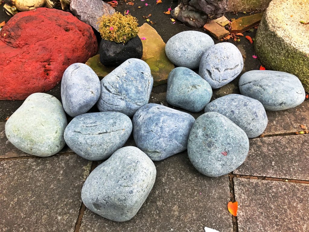 揖斐石の据付と石積み用と飾り付け用の石 ー揖斐川庭石センターblogー 5 グレー玉石の乾いた状態。表面は擦れてすべすべしています。
