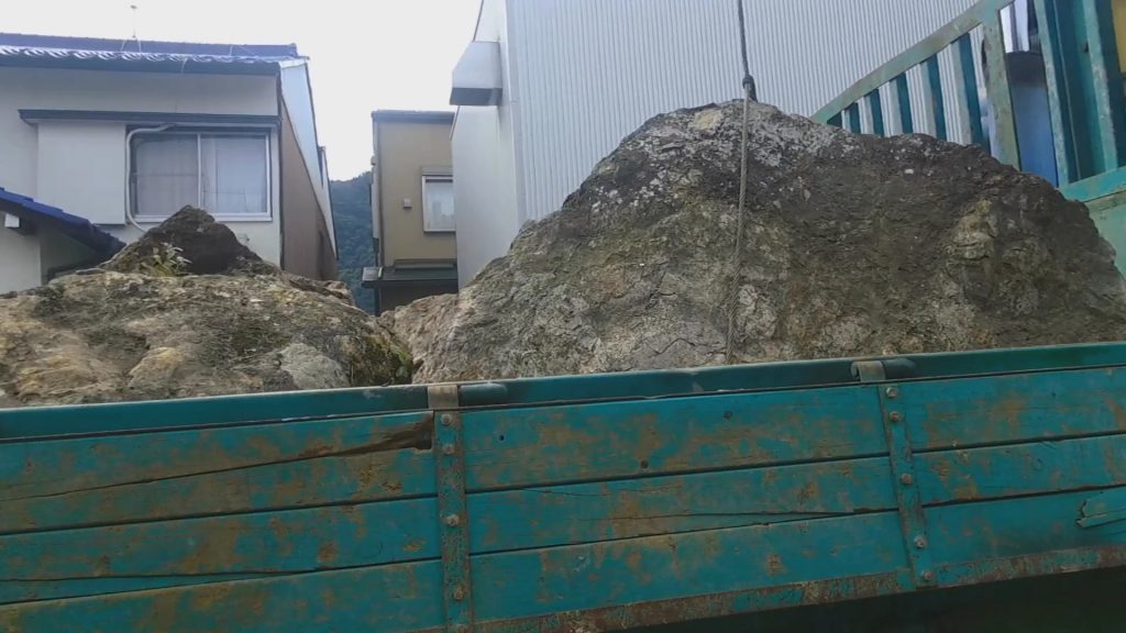 残り僅かな庭石を積み込みます