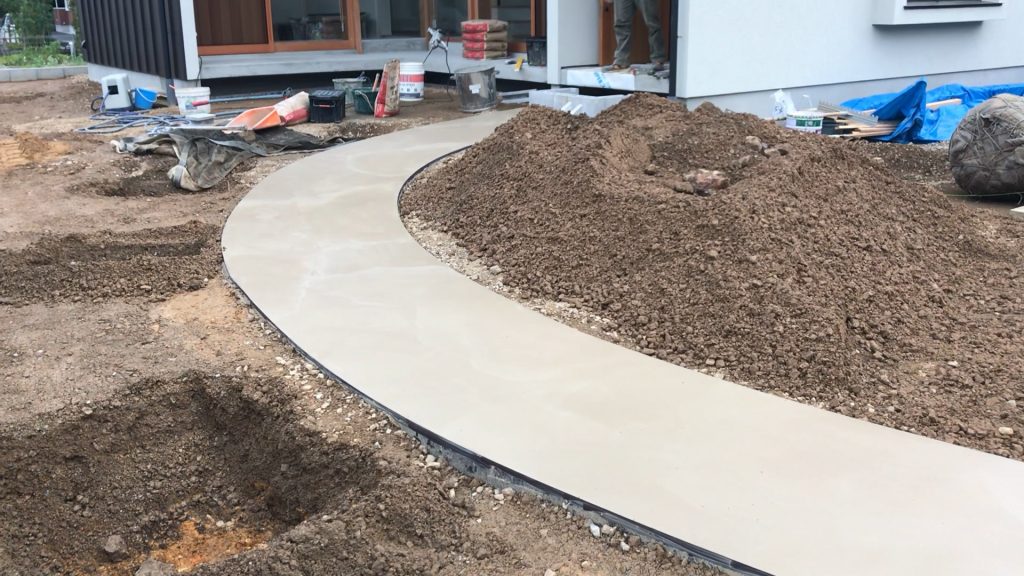 サバ土舗装のアプローチが完成。曲線が美しいです