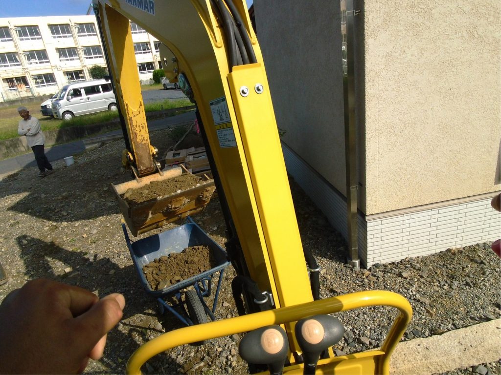 掘った土を一輪車に入れて、別の場所へ持っていきます