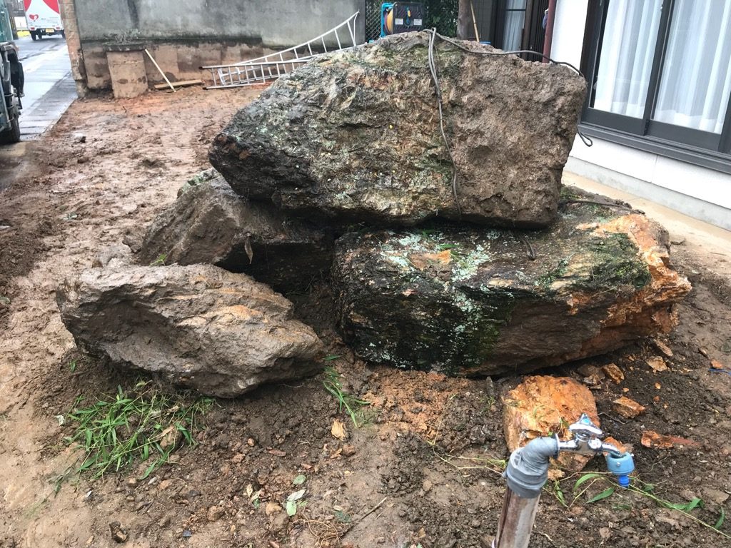 岐阜市庭解体工事part7 ご近所で庭解体の見積もり ー揖斐川庭石センターblogー 3 狭い場所でしたが、石は大きいのがたくさん据えてありました