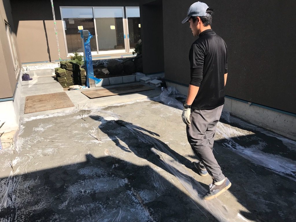 道路は車幅分で、クレーンの足は半分くらいしか出ないという状況でした