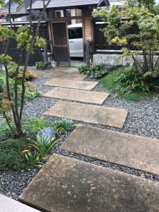 タタキ風アプローチ。サバ土とセメントを混ぜて固めました