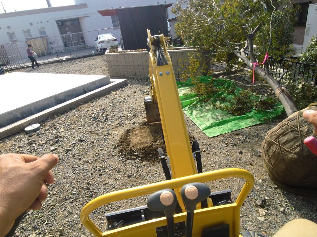 施主さんが工務店経営されているので、ユンボをお貸ししていただきました。おニューは動きがいいわ！