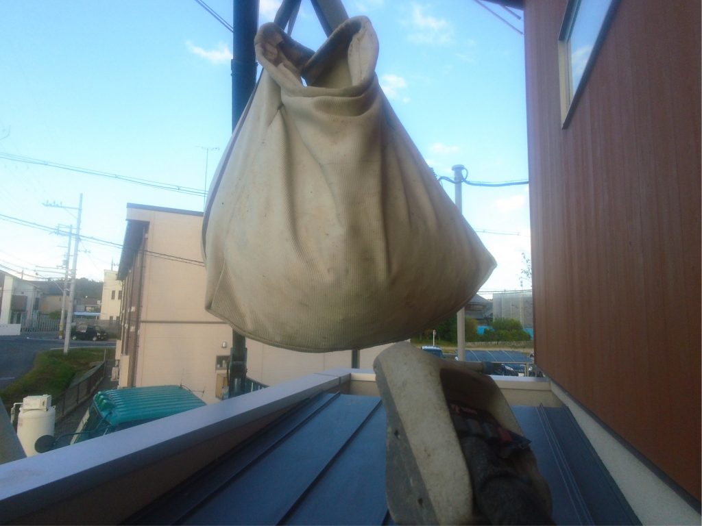 2m＊0.7mの狭いスペースにピンポイントで入れていくので、慎重にリモコン操作です