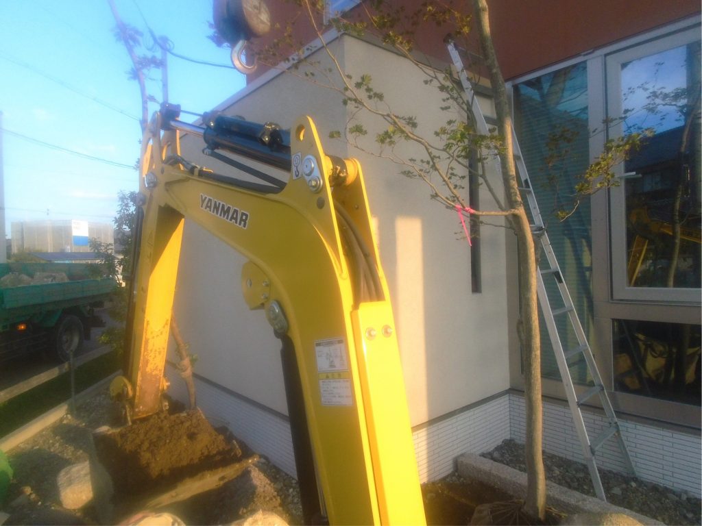 中庭に土を入れるため、袋に詰めてユニックで、上から下ろして入れていきます