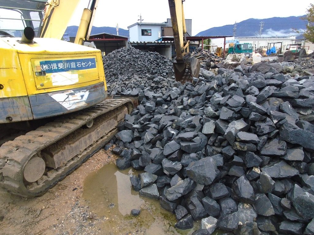 揖斐青黒割栗石を気に入られて、今、施行中の外構に、業者さんに頼んで入れてもらうようです