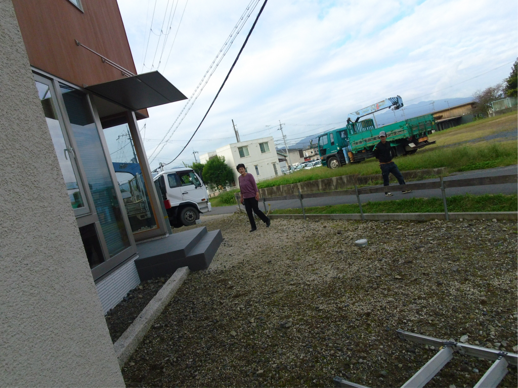 今日は、このスペースにお庭を作っていくそうです