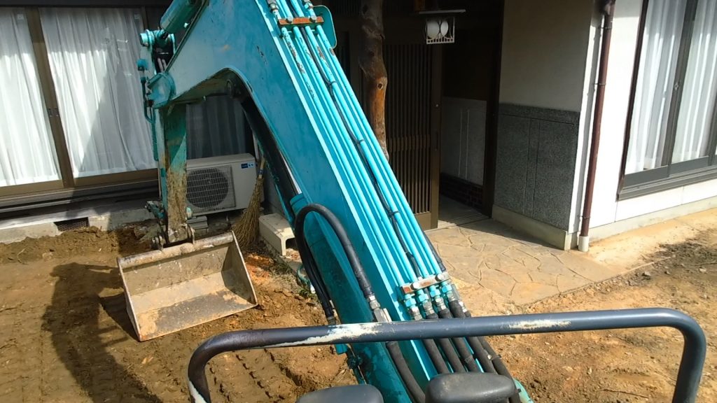 ユンボのバケットを使って、転圧かけます