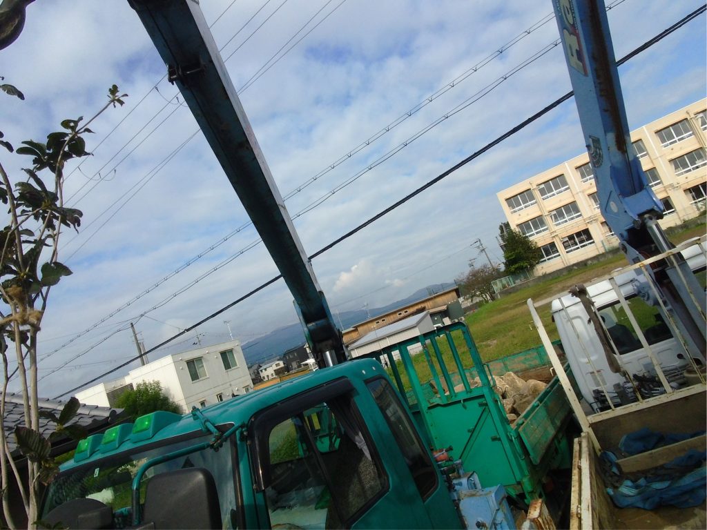 樹木の本数が多いので、ウチのユニックも使って荷下ろしです