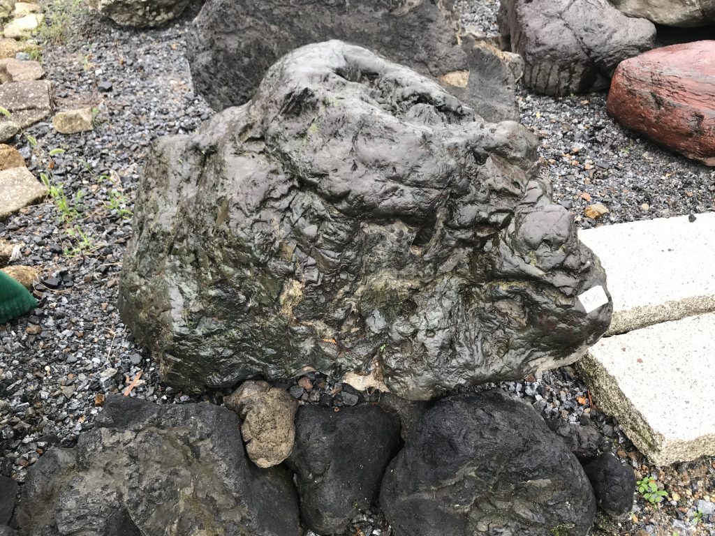 揖斐石です。揖斐川で採れ出した初期の頃の石ですね。