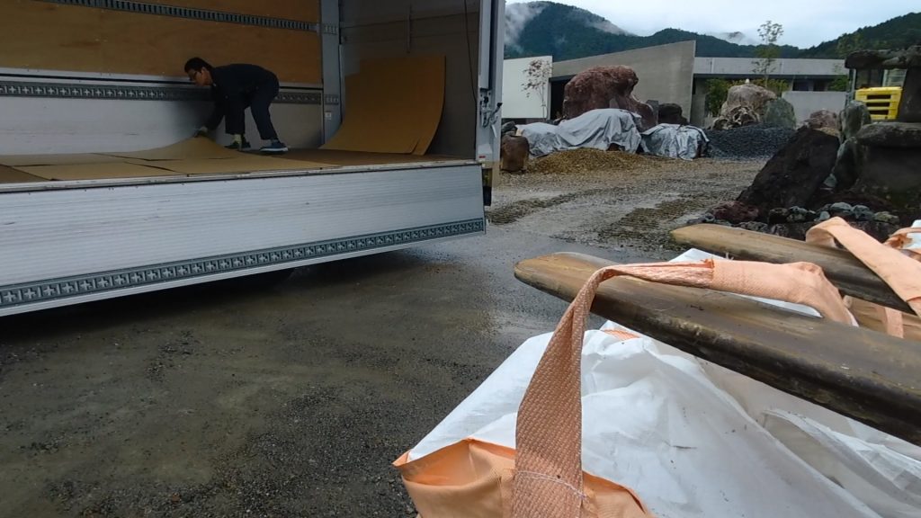 リフトでトラックに積み込みます