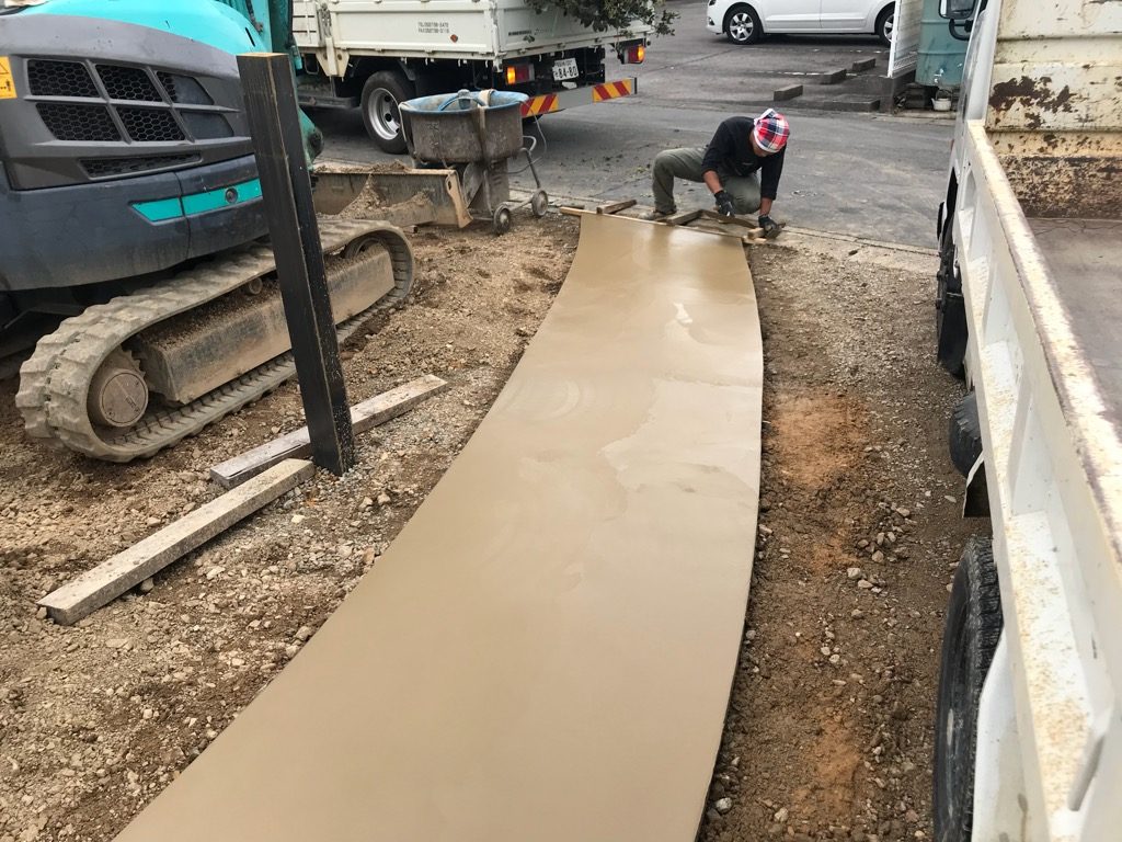 コテで綺麗に撫でて仕上げていきます