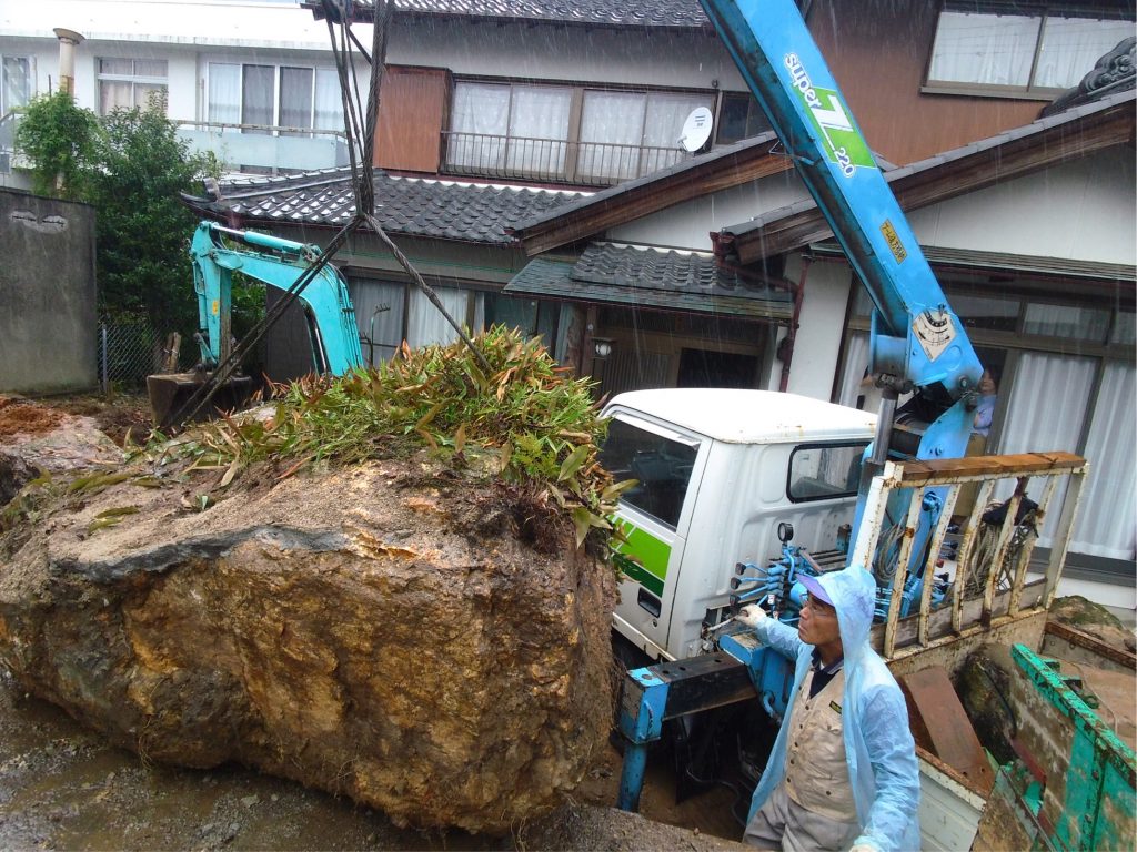 荷台の高さまで庭石を吊り上げてた