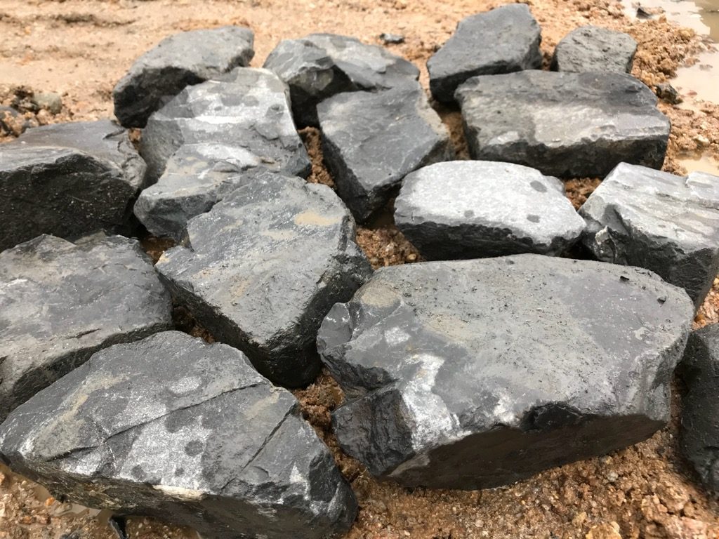 揖斐青黒割栗石(150-300mm)は、面の出てる石の割合が多いので、このように延段にも使えます