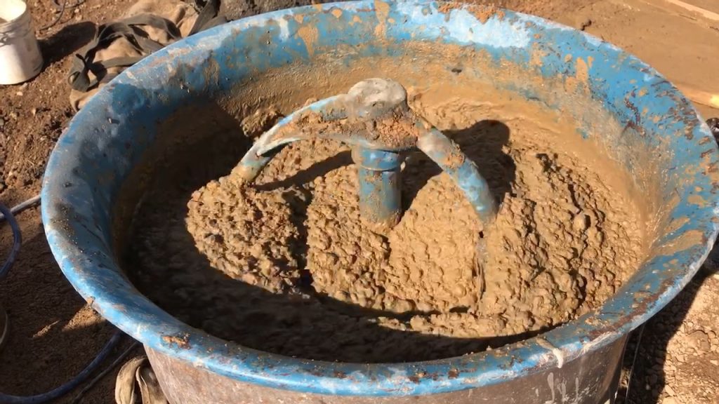 サバ土とセメントを平ミキサーで練っています
