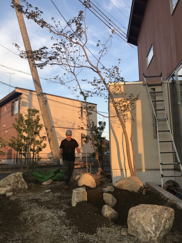 重量物は、ユニック&ユンボで据付したので、あとは、人力でできる重さばかりです。完成が楽しみですね