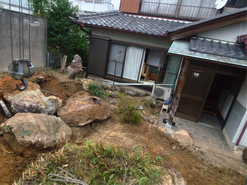 手前の大きい庭石をなんとかして積み込む!