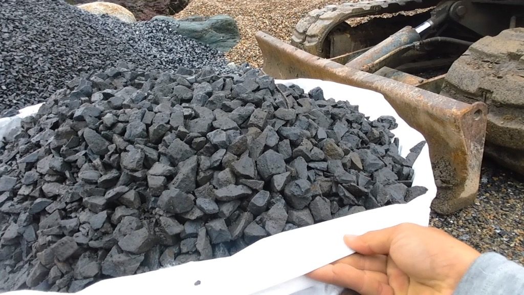 揖斐青黒割栗石をご覧いただきました。