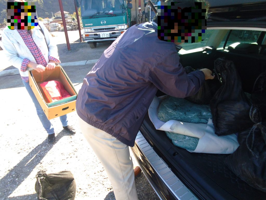 お買い上げ頂いた伊予青石の飛石大判を積み込みします