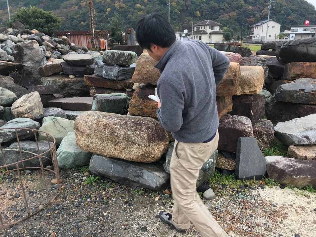 岐阜市の外構屋さんがご来店いただき、景石になる石をお探しです