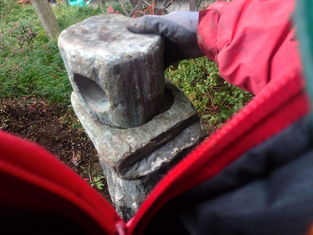 伊予青石の灯篭を組み立てち中