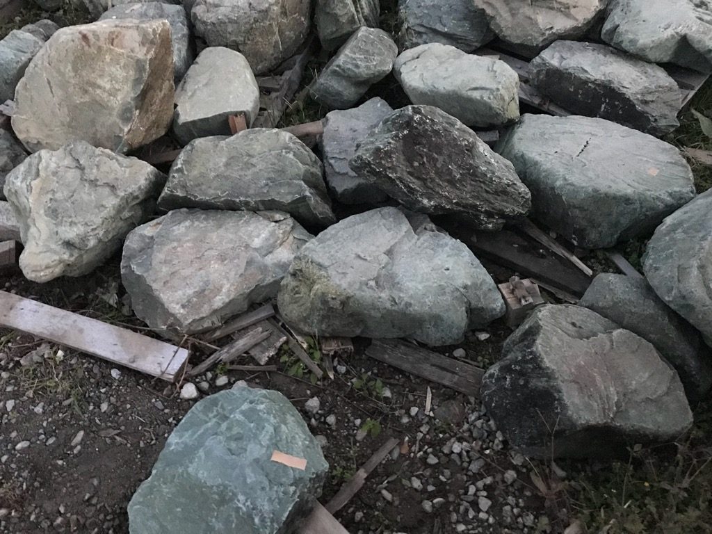 お客さんと伊予青石の階段石を選択中